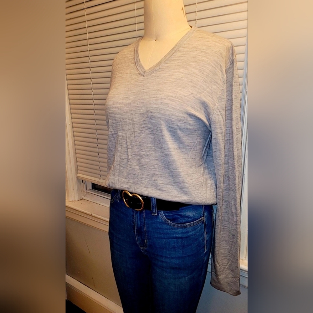 Long-sleeved gray V-neck top. Uniqlo brand. Size L. NWT